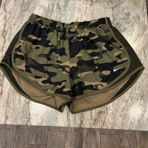 Nike camouflage athletic workout shorts XL